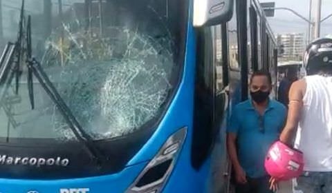 URGENTE | Homem se joga na frente de ônibus (veja o vídeo)