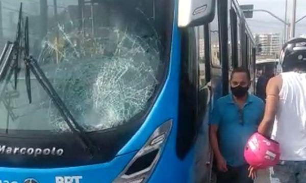 URGENTE | Homem se joga na frente de ônibus (veja o vídeo)