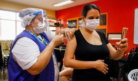Defensoria obtém liminar que obriga vacinação de grávidas e puérperas com e sem comorbidade