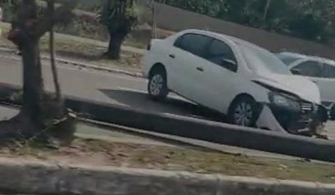 Poste é derrubado em acidente envolvendo dois veículos na avenida Coronel Teixeira