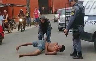 Bandido recebe ‘cuecão’ da polícia por não querer entrar em viatura