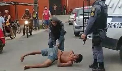 Bandido recebe ‘cuecão’ da polícia por não querer entrar em viatura