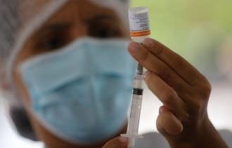Covid-19: Saúde vai antecipar vacinação de profissionais da educação