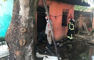 Casas pegam fogo no bairro Tancredo Neves, em Manaus