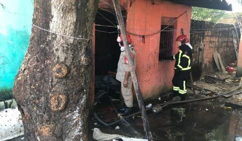 Casas pegam fogo no bairro Tancredo Neves, em Manaus