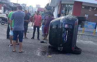 Carro capota em acidente na Avenida Emílio Moreira, Zona Sul de Manaus