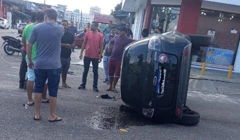 Carro capota em acidente na Avenida Emílio Moreira, Zona Sul de Manaus