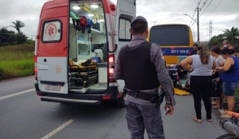 Ônibus (Amarelinho) atinge gravemente um motociclista na zona Norte de Manaus