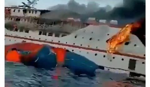 Balsa com 275 pessoas a bordo pega fogo na Indonésia; vídeo