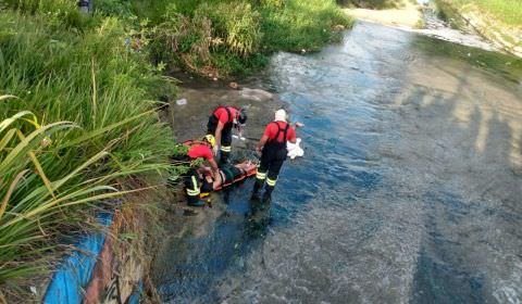 Motoqueiro morre ao bater em carro e ser jogado para dentro de Igarapé