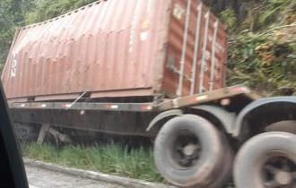 Carreta tomba na BR-174 em direção a Presidente Figueiredo