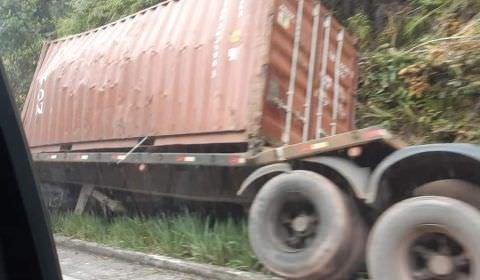 Carreta tomba na BR-174 em direção a Presidente Figueiredo