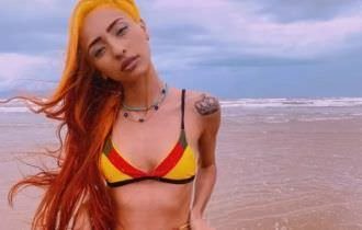 Ruivinha de Marte viraliza nas redes, grava clipe e conhece o mar aos 24