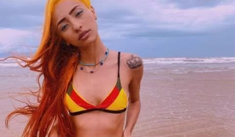 Ruivinha de Marte viraliza nas redes, grava clipe e conhece o mar aos 24
