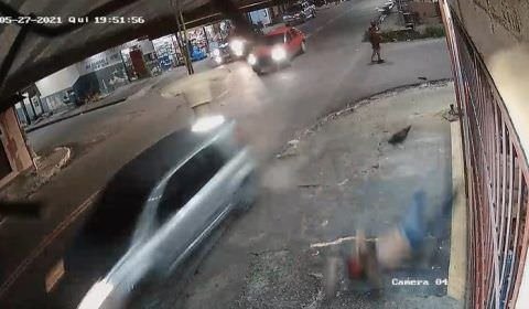 Câmera de segurança mostra momento exato que mulher é atropelada no Aleixo