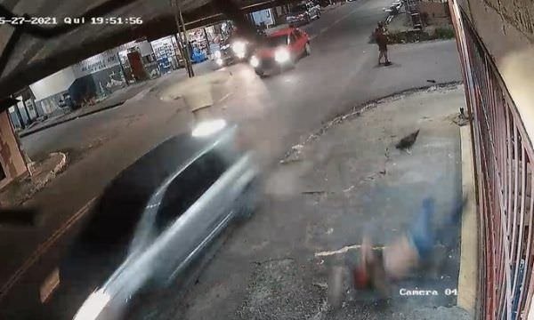 Câmera de segurança mostra momento exato que mulher é atropelada no Aleixo