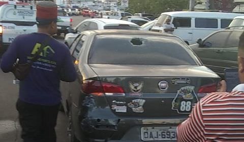 Morador de rua pega uma ‘surra’ após apedrejar carro de aplicativo na Feira da Banana