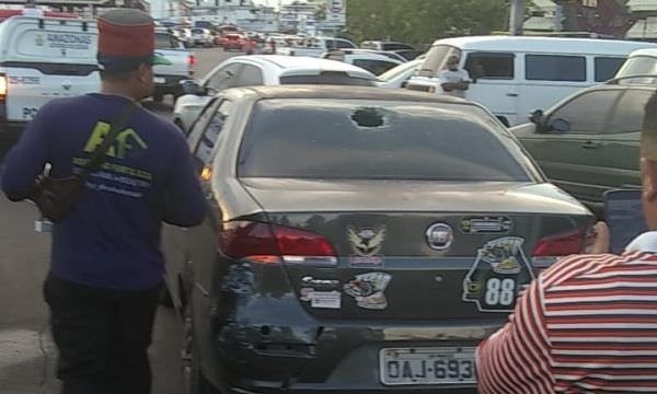 Morador de rua pega uma ‘surra’ após apedrejar carro de aplicativo na Feira da Banana