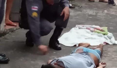 Motoqueiro executa homem no meio da rua em Manaus