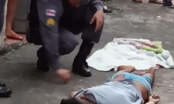 Motoqueiro executa homem no meio da rua em Manaus