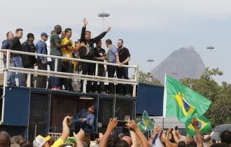 Bolsonaro participa de ato com apoiadores no Rio