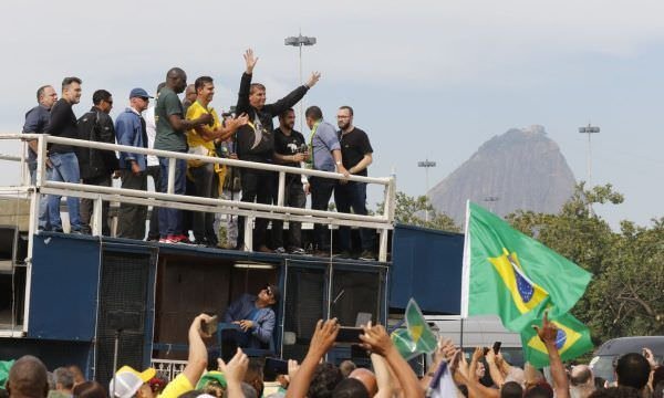 Bolsonaro participa de ato com apoiadores no Rio