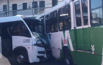 Acidente entre ônibus e micro-ônibus deixa várias pessoas feridas em Manaus