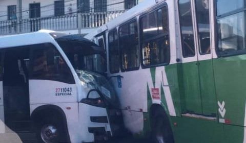 Acidente entre ônibus e micro-ônibus deixa várias pessoas feridas em Manaus