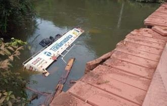 Caminhão-tanque cai de ponte na Rodovia Transamazônica
