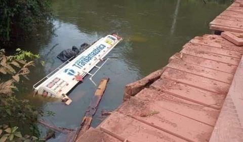 Caminhão-tanque cai de ponte na Rodovia Transamazônica