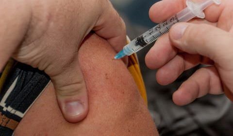 Doações internacionais de vacinas não vão dar prioridade ao Brasil
