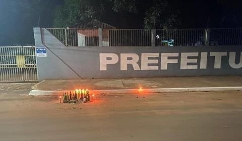 Nome de Prefeito é costurado dentro da boca de sapo