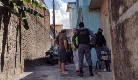 Homem é preso após matar a própria mãe à facadas em Manaus
