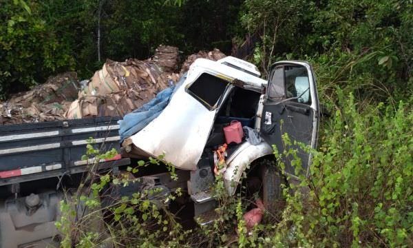 Caminhão cai em barranco em acidente de trânsito na BR-174 (Veja o vídeo