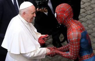 Papa recebe 'Homem-Aranha' no Vaticano   E ganha máscara de presente