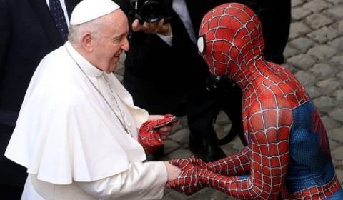 Papa recebe 'Homem-Aranha' no Vaticano   E ganha máscara de presente