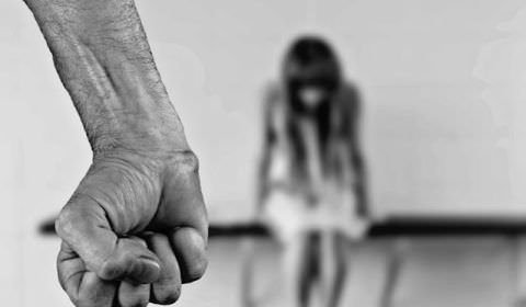 Homem é preso por estuprar sobrinha que suplicou para não ser abusada