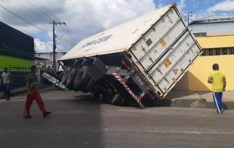 Caminhão tomba e assusta moradores no bairro Cidade de Deus, em Manaus 