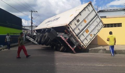 Caminhão tomba e assusta moradores no bairro Cidade de Deus, em Manaus 