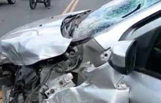 Carro fica completamente destruído em grave acidente no Parque das Laranjeiras