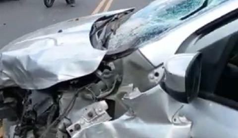 Carro fica completamente destruído em grave acidente no Parque das Laranjeiras