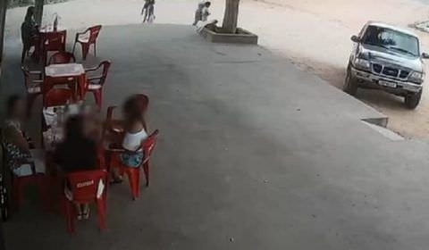 Mulher cai desacordada após levar soco do ex-marido (vídeo) 