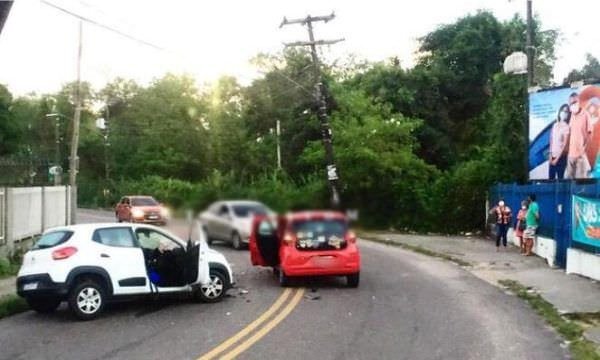 Dois motoristas de aplicativo se envolvem em acidente de trânsito em Manaus