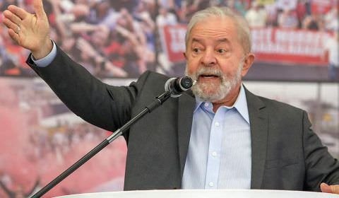 Lula diz que povo brasileiro está precisando de emprego, salário, de livro e não de arma