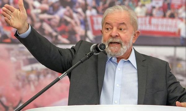 Lula diz que povo brasileiro está precisando de emprego, salário, de livro e não de arma
