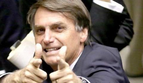 Bolsonaro parabeniza policiais militares de Goiás que capturaram Lázaro