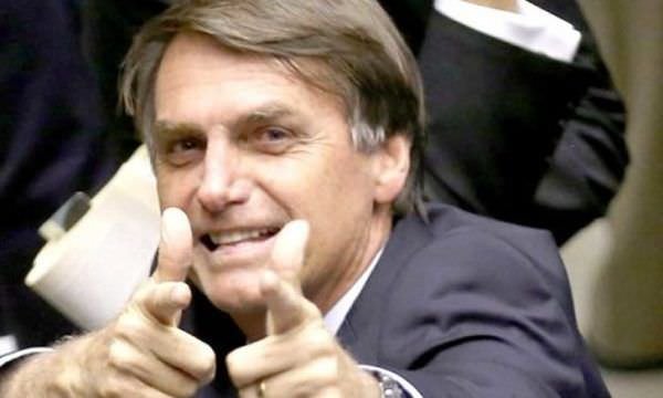 Bolsonaro parabeniza policiais militares de Goiás que capturaram Lázaro