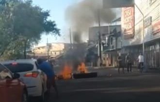 Manaus registra 48h de terror, após incêndio de ônibus, bandidos queimam tratores da Prefeitura