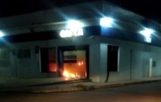 URGENTE: Agência da Caixa Econômica é incendiada em Iranduba