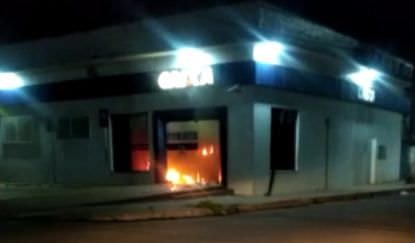 URGENTE: Agência da Caixa Econômica é incendiada em Iranduba